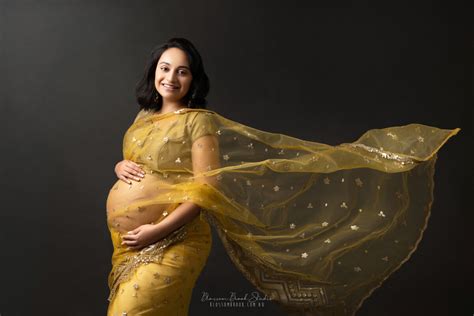 pregnancy photoshoot in saree|saree back pose.